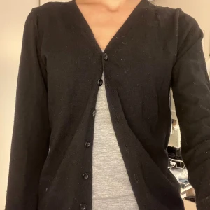 Stickad kofta - Säljer denna stickad kofta då den inte kommer till användning. Lite nopprig💗