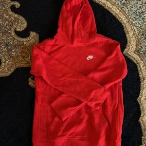 Nike hoodie röd - Aldrig använd storlek xl (158-170)