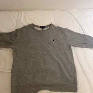 Ralph Lauren tröja - Säljer denna Ralph Lauren tröjan som nu är för liten skick 9/10 storlek xs 164 ny pris 899 mitt 349