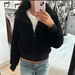 Teddyjacka svart - Teddyjacka från zara i bra skick! Tryck på köp nu eller hör av er vid frågor❤️