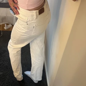 Vita jeans  - Superfina vita jeans från woodbird🤍💫 Innerbenslängd: 80cm💕 Storlek 34✨ Nypris 900kr⚡️ De ser lite korta ut på bilden eftersom dom är för små för mig, dom ska egentligen gå hela vägen ner🌸