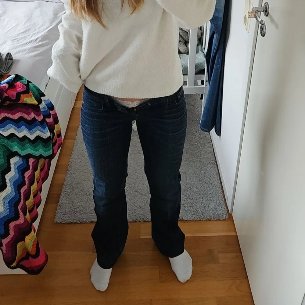 Säljer ett par otroligt fina Lee jeans i mörkblått. Väldigt bra skick i storlek W26 L33. Jätte lågmidjade och sitter perfekt där de ska sitta bra! . Jeans & Byxor.