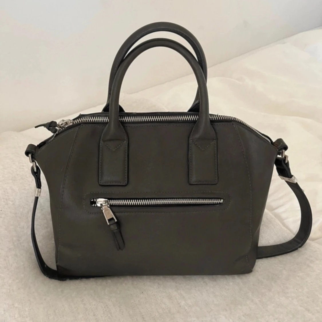 Mörkgrå handväska