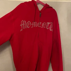 Rhinestone hoodie - Rhinestone hoodie från momento! Strl S💗pris kan diskuteras!