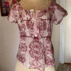 Odd Molly blus - Hej! Säljer denna fina odd Molly blus, jag säljer den för den inte passade mig. Den är i jätte bra skick och den har inga defekter alls!💗 skriv för mer bilder om det behövs (OBS bilder från gamla ägaren)