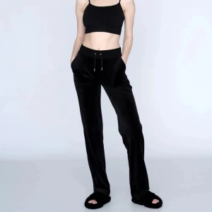 Svarta Juicy Byxor - Säljer mina jättefina juicy byxor som jag tyvär nt använder längre! Pris kan diskuteras🫶🏼