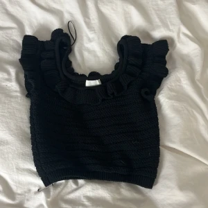 Stickad topp - Stickad topp från hm men säljer pga att jag har en väldigt liknade och inte behöver två, storlek S men passar mig som har xxs-s💞