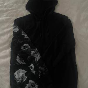 + en helsvart hoodie. 50kr/st eller 250 för alla