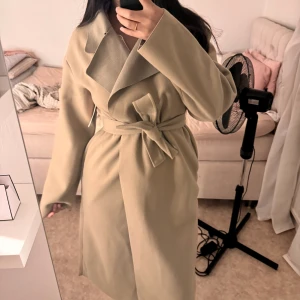 Kappa Nelly  - Säljer denna populära kappan från Nelly som nu har varit slutsåld jättelänge,  den är helt ny med prislapp på. Köptes för några månader sen men tyckte inte om den på mig. Köptes för 999kr och säljer den för 800kr. Vid snabb affär kan priset diskutera