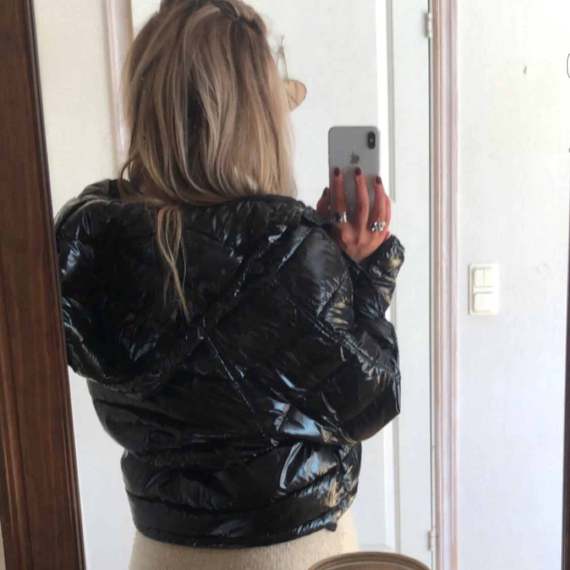 Svart glansig pufferjacka - 90