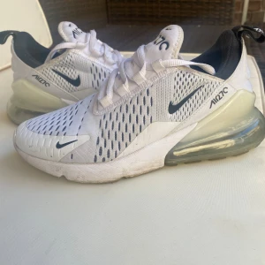 Nike Air 270 vita - I begagnat skick men väldigt fina. Finns en liten repa på ena skon som knappt syns när man har dom på. Bild finns på det. Nypris 1899kr Storlek 37.5 Vita
