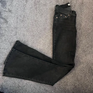Low waist Bootcut Jeans - Säljer dessa trendiga lågmidjade jeansen från Ginatricot som tyvärr inte passar mig. Har endast använt dem en gång så de är så gott som nya🥰💕Nypris 500kr, men pris kan diskuteras💓💓