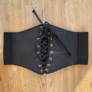 Korsett - Fint skick, resår så den går att stretcha till olika storlekar.