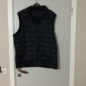 Ralph lauren väst  - Säljer nu denna feta Raffe väst för att jag tröttnat på den. Skavanaker finns med på bilderna. Skicket skulle jag lätt säga är 7,5 den har mycket kvar att ge. Köpt för 2599kr i butik. Perfekt för hösten. 