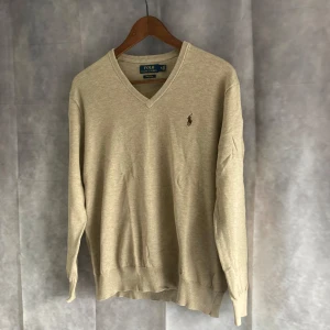 Ralph Lauren Tröja - Säljer en stilren och tidlös beige tröja från Ralph Lauren | Perfekt tjocklek för ett extra lager nu under både höst och vinter | Hör av er vid frågor!⭐️
