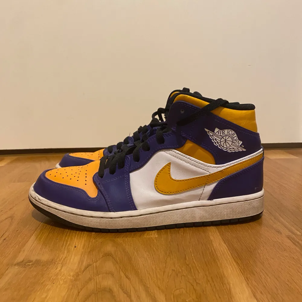 Säljer nu mina Jordan 1 Lakers mid eftersom de inte används av mig längre. Skorna användes förra vintern. Skicket är 7/10 därmed lägre pris. Nypris 2600 kr retail. Orignallåda finns. . Skor.