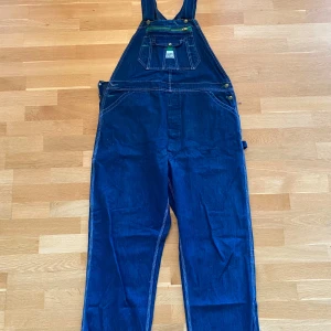 Vintage hängselbyxor - Fint skick. Köpta från POP Stockholm för 600kr, därav priset. Äkta vintage, priset kan diskuteras.