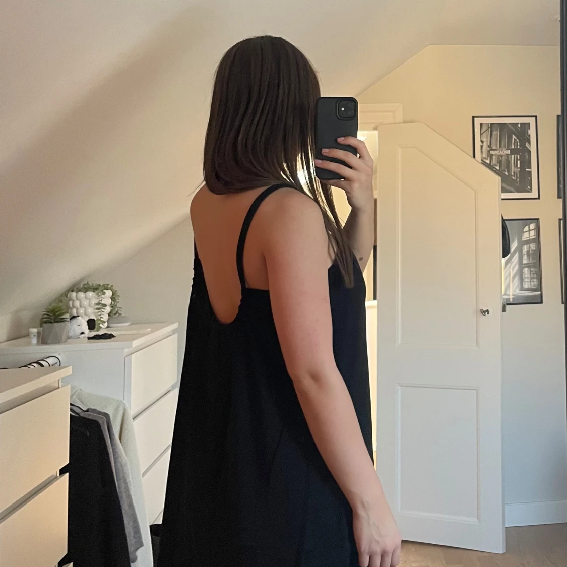 Svart midiklänning m öppen rygg - 93