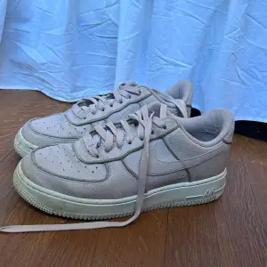 Ljusrosa airforce 1 som är i bra skick. Använda några gånger men är två storlekar för stora för mig tyvärr. Glittriga på kanterna