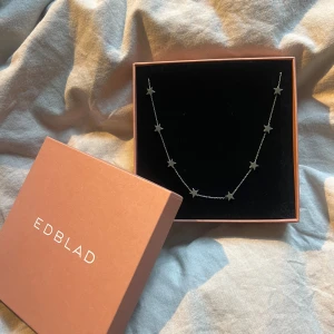 Edblad halsband med stjärnor - Säljer detta fina silverhalsband i rostfritt stål från Edblad. Sparsamt använt, inga tecken på användning. Nypris: 399