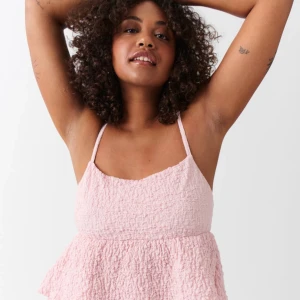 Rosa linne gina 💗💗 - Jättegulligt rosa linne från Gina, säljer för att jag inte tycker att det passar mig och därför aldrig använt 💕💕 färgen ser lite skum ut på bilden men det är bara ljuset!! Storlek s