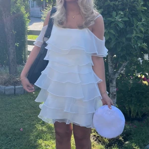 Vit klänning från By Malina - Säljer en superfin vit klänning från By Malina. Min vackra studentklänning som tyvärr då bara använts en gång. Känner att någon annan får ha den på sin student istället. Storlek L men mer av en M!