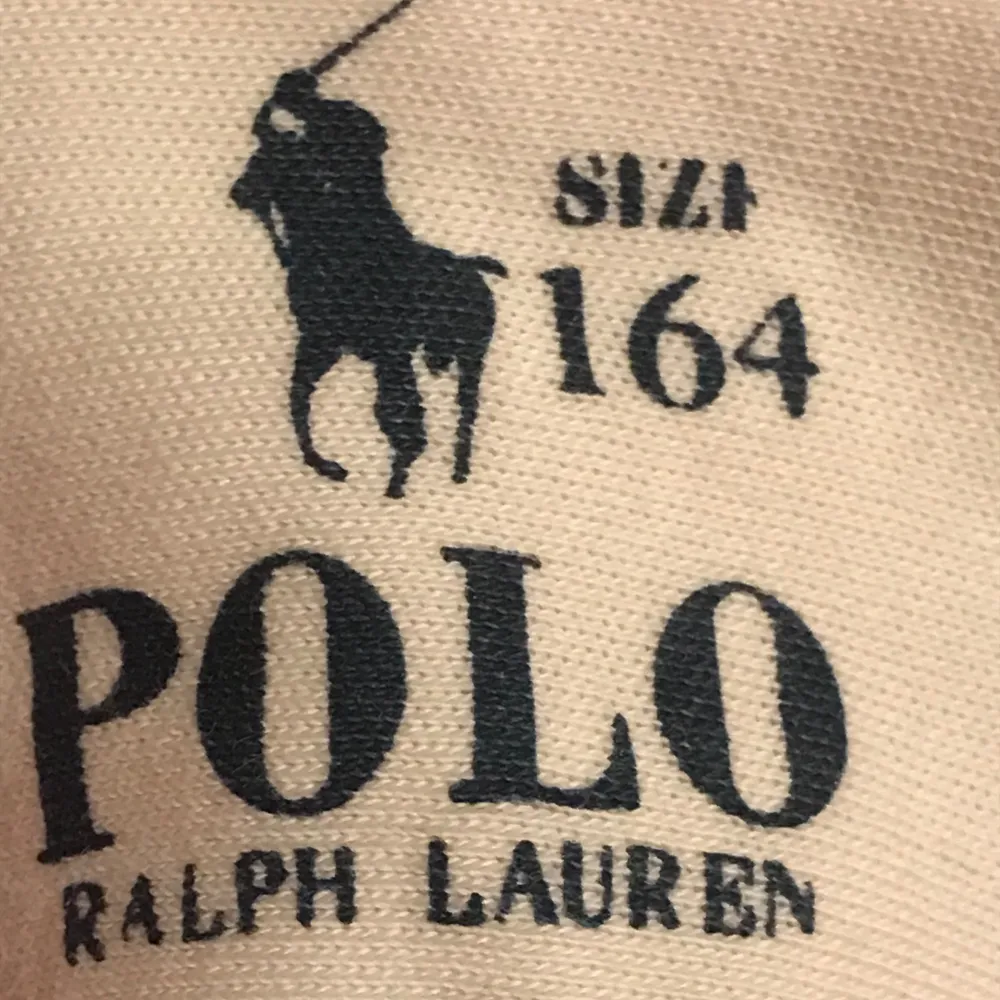 Säljer en riktigt snygg Ralph Lauren Piké för att den inte används. Storlek: 164, passar mindre. Skick: 9/10, inga defekter eller fläckar. Pris kan sänkas vid snabb affär😊. T-shirts.