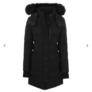 Säljer en helt ny Moose Knuckles Watershed Parka i storlek M. Jackan köptes i januari 2024 för 14 799 kr och säljs nu för 7000kr. Alla originaltillbehör medföljer. Anledningen till försäljningen är att jag har gått ner i vikt.  Kan mötas upp! 