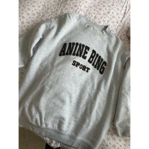 College tröja  - En grå college tröja från Anine Bing! Sparsamt använd, så gott som ny! Köpt från wakakuu.  Nypris 2000kr