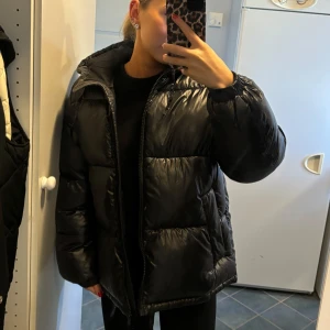 Pufferjacka - Säljer denna sjukt populära puffjackan i svart! Använd 1 vinter, inga defekter eller skador! 🩷skriv för fler bilder på kvalitet osv! nypris 599kr🩷