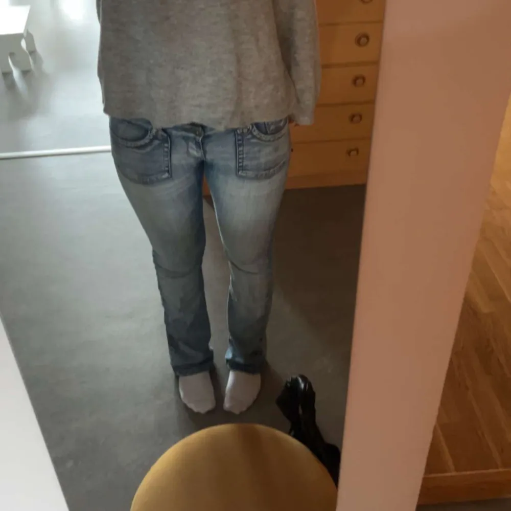 Suuuper snygga Lågmidjade bootcut jeans ifrån only, säljer då jag har ett par exakt likadana. Köptes på plick för 1000💗 Min vän på bilden är 173 men de är långa på mig som är 168! Skriv för fler bilder och frågor💗💗. Jeans & Byxor.