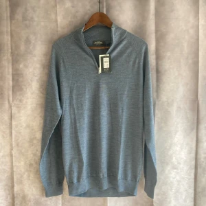 Blå merinoulltröja från Dressmann - Säljer en snygg och stilren blå tröja från Dressmann i 100% merinoull | Perfekt för både höst och vinter | Tröjan är både praktisk och bekväm | Nyskick med tagg kvar!