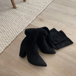 Over the knee - Säljer mina fina over the knee från Nelly, använda 1 gång 🤍 kartong kvar  Storlek: 37 (lite stora i storleken, har vanligtvis 36)