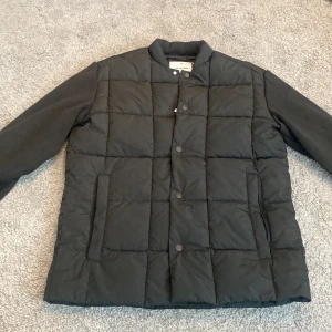 Jacka - Säljer denna jacka för bara 500kr. Denna jacka är o gott skick där ingen har använt den. Den är storlek S men passar även dom i storlek m, om ni vill snacka pris skriv privat