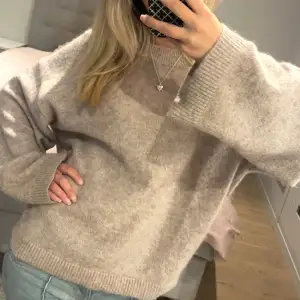 Stickad tröja från h&m i mohair och ullblandning, jättebra skick!❣️