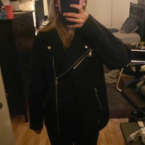 En kappa från Vero Moda  - Den är använd en gång. Skulle lämna tillbaka den för att den var för stor men ångra mig och sen så har jag bra inte använt den. Den har inga skador. Köpte den för 900 till 1000.