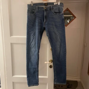 Jeans  - Snygga lee jeans i herrmodell, bra skick!💙
