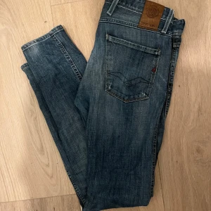 Replay Anbass - Säljer dessa replay anbass i en snygg tvätt, storlek 30,32. Vill ha 399kr för dem. Inga defekter