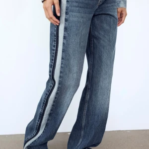 Zara jeans! Oanvända med lapp kvar - Säljer även dessa jeans som är så snygga med en fin detalj på sidan, oanvända med lappen kvar i storlek 36