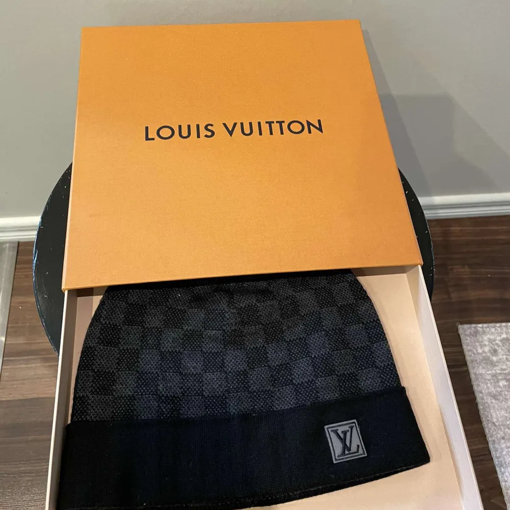 Tjena, säljer en mycket fin Louis Vuitton mössa i nytt skick. Säljer pågrund av att den inte kommer längre till användning (kvitto finns kvar). Priset går att diskutera 🤝. Accessoarer.