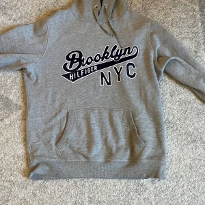 Hoodie - Snygg ”vintage” Hoodie från Tommy Hilfiger