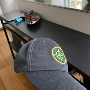 STONE ISLAND KEPS⚫️🟢🟡 - Skick 8/10!  Nypris: 1700kr Vårt pris: 699kr! Vid eventuella frågor kontakta!  Kan sänkas vid snabb affär 👍💪