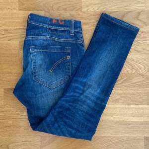 Blåa dondup jeans, modell George. Storlek 31. I väldigt gott skick utöver en minimal defekt längst ner (se bild). Är uppsydda en dryg centimeter i byxlängden. Minimala fabriksgjorda slitningar. Är du runt 170cm så lär de sitta kanon👍😎