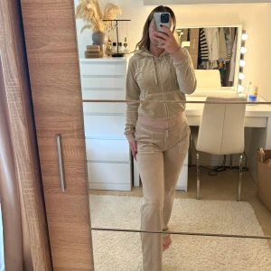 Juicy Couture Set - Säljer min juicy couture set i storlek S, använd fåtal gånger och är som ny. Byxorna är del ray pocket pant. 
