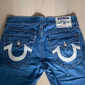 True religion bootcut - Snygga true religion i bootcut fit i jätte bra skick. De är lite missfärgade i fram på låren som syns på bilden. Säljer eftersom att de är för korta för mig. Hör av er ifall ni vill ha måtten!