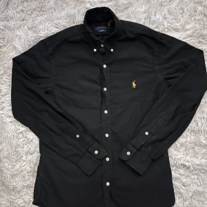 Polo Ralph Lauren Skjorta - Köpte skjortan för ett år sedan och har använt den 3 gånger på en skolavslutning och 2 bröllop. Den kostar 1400 nypris tror jag