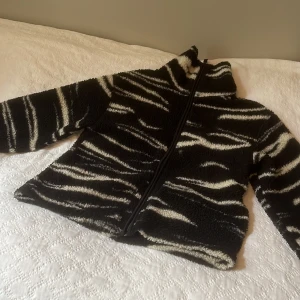 Från HM storlek xs  - Jätte mysig flis och perfekt att ha ute i fjällen 🥰