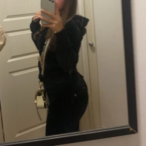 Juicy Couture sett - Säljer mitt svarta juicy sett, kommer inte längre till användning, bra skick på den! Skriv för fler bilder, pris går att diskuteras vid snabb affär