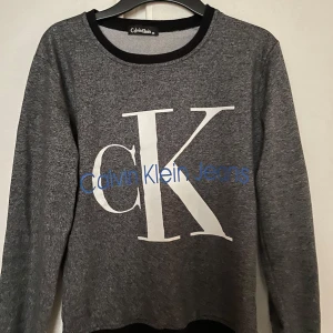 Calvin Klein tröja  - Jättefin Calvin Klein tröja, använt ett par gånger men är fortfarande i väldigt bra skick. Tröjan är i storlek M, men den passar som storlek S. 