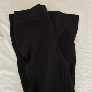 Svarta kostymbyxor  - Svarta kostymbyxor från NAKD i storlek 36 med dragkedja och knapp på sidan🥰 i fint skick 🙌🏼